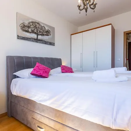 Appartamento Jadran With Balcony And Parking Garage