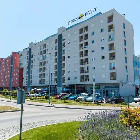 Jadran With Balcony And Parking Garage Apartment *