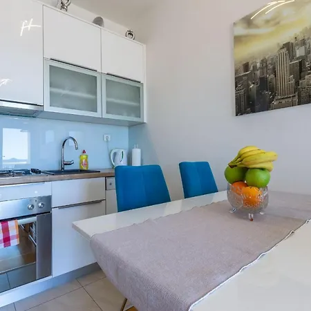 Jadran With Balcony And Parking Garage *