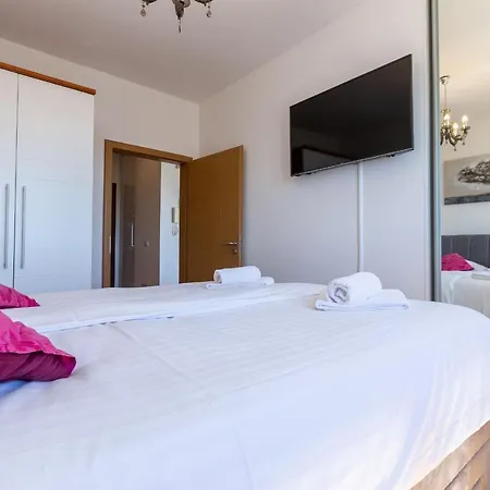 Jadran With Balcony And Parking Garage Apartment Zadar