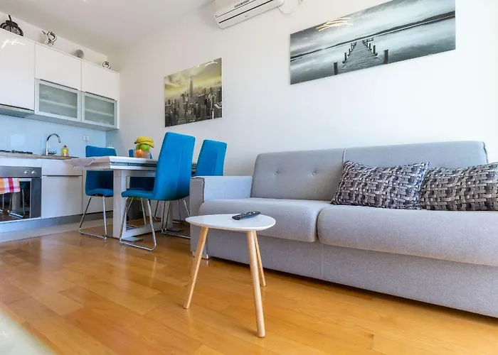 Jadran With Balcony And Parking Garage Apartment *