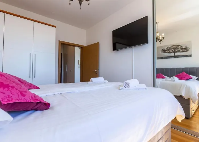 Jadran With Balcony And Parking Garage Apartment Zadar